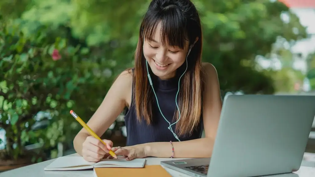 APU Global student studying online